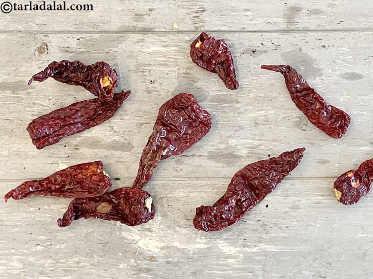 स्टेप 2 – कश्मीरी लाल मिर्च कुछ इस तरह दिखती है। अधिकांश भारतीय …