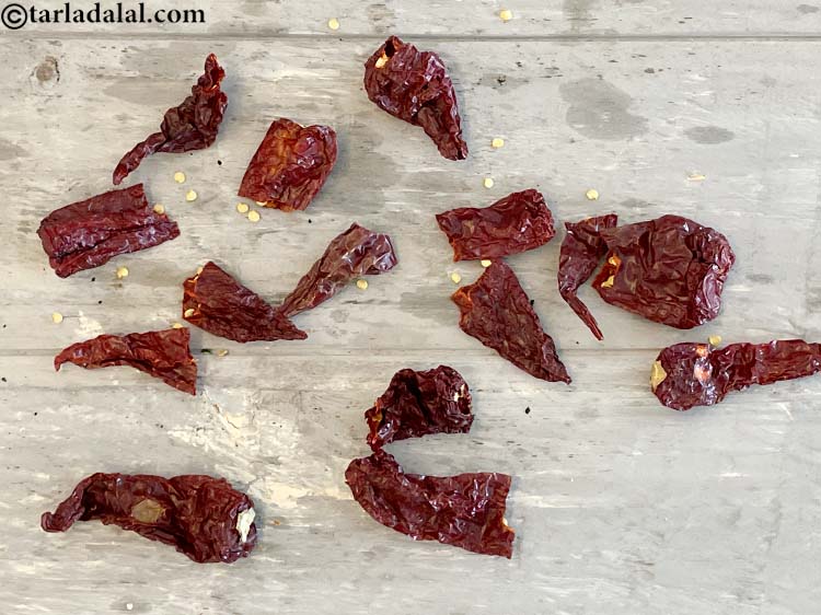 स्टेप 3 – कश्मीरी लाल मिर्च को हाथ से तोड़ कर टुकड़े कर …