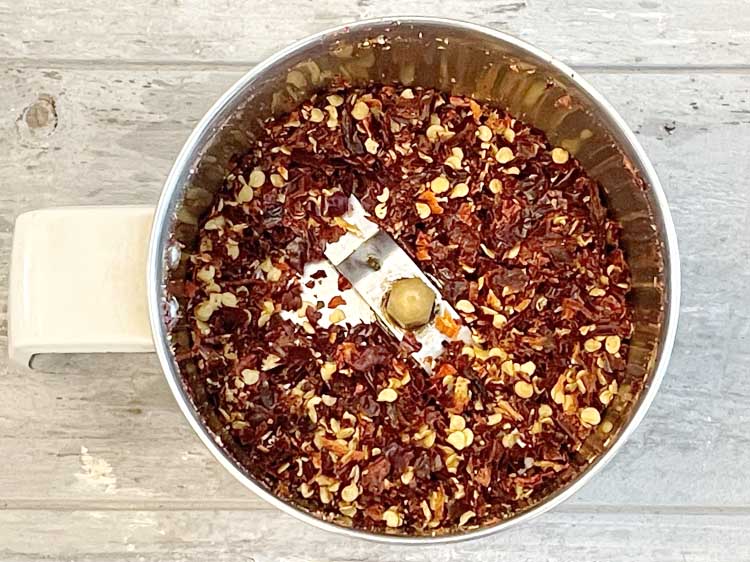 स्टेप 5 – दरदरा होने तक पीस ले।