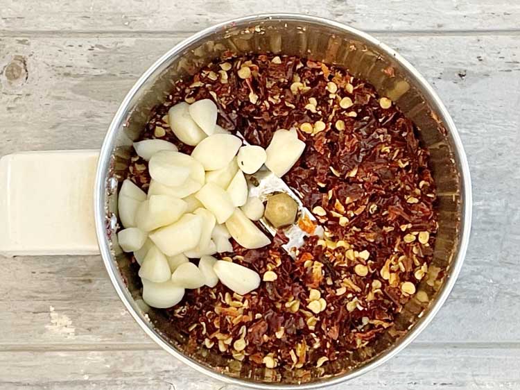 स्टेप 6 – २ टेबल-स्पून मोटा <a href=""https://www.tarladalal.com/glossary-chopped-garlic-hindi-790i"">कटा हुआ लहसून</a> डालें।