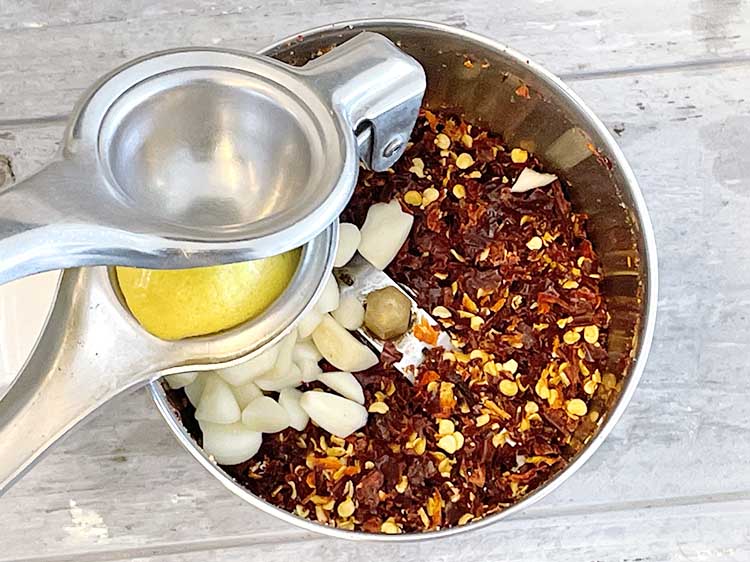 स्टेप 7 – १ टी-स्पून <a href=""https://www.tarladalal.com/glossary-lemon-juice-numbi-ka-ras-nimbu-ka-juice-hindi-471i"">नींबू का रस</a> डालें। यह चटनी को …