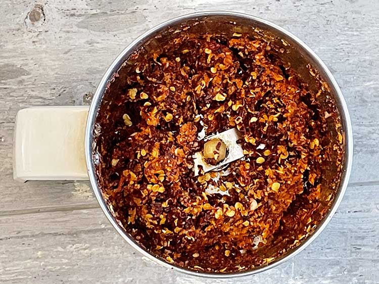 स्टेप 8 – फिर से दरदरा होने तक पीस लें।