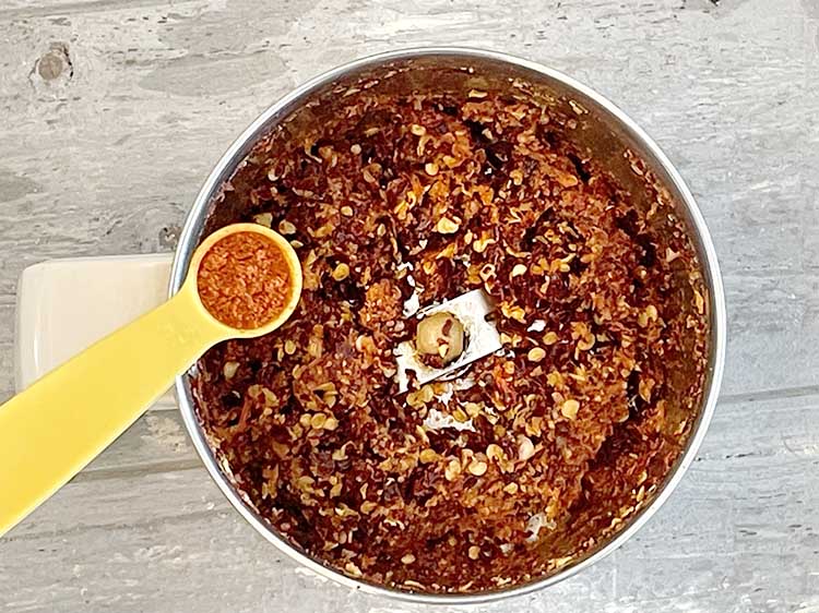 स्टेप 9 – १ टी-स्पून <a href=""https://www.tarladalal.com/glossary-chilli-powder-red-chilli-powder-hindi-339i"">लाल मिर्च का पाउडर</a> डालें।