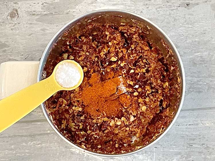 स्टेप 10 – स्वादानुसार नमक डालें।