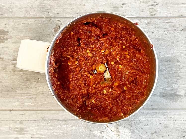 स्टेप 12 – दरदरा होने तक पीस लें। हमारी चटनी अभी तैयार नहीं …