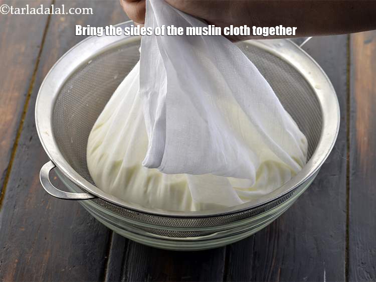 Step 6 – <meta charset="UTF-8" />Bring the sides of the muslin cloth together.&nbsp;