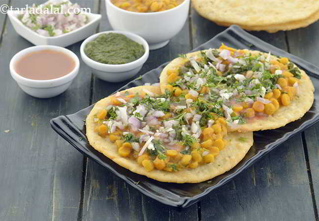 Step 44 – Serve the&nbsp;<strong>dal pakwan recipe | Sindhi dal pakwan |</strong>&nbsp;immediately!