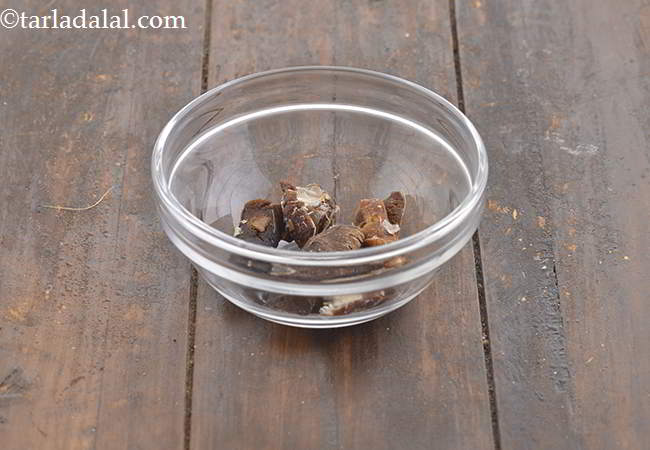 स्टेप 5 – एक छोटी कटोरी में लगभग १ १/२ टेबल-स्पून इमली लें।