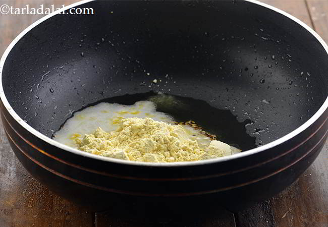 स्टेप 15 – बेसन डालें। यह सिंधी कढ़ी को गाढ़ा करने वाला एजेंट …