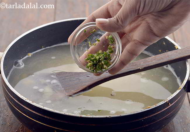 स्टेप 18 – मसाले के लिए हरी मिर्च डालें।