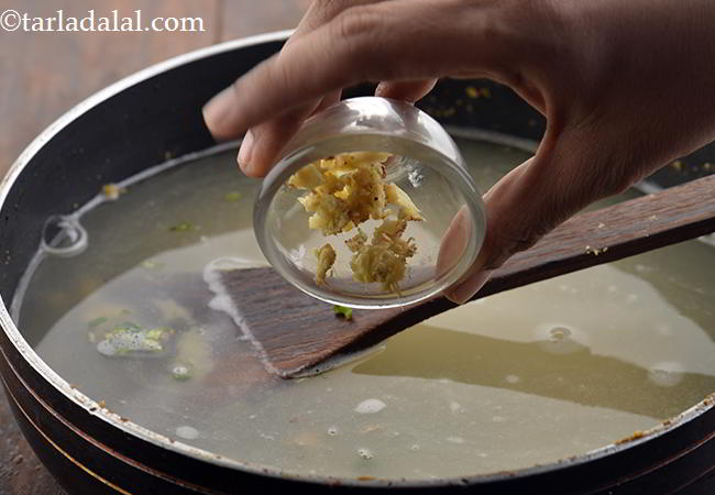 स्टेप 19 – अदरक डालें। हम इसे तीखेपन के लिए जोड़ते हैं।