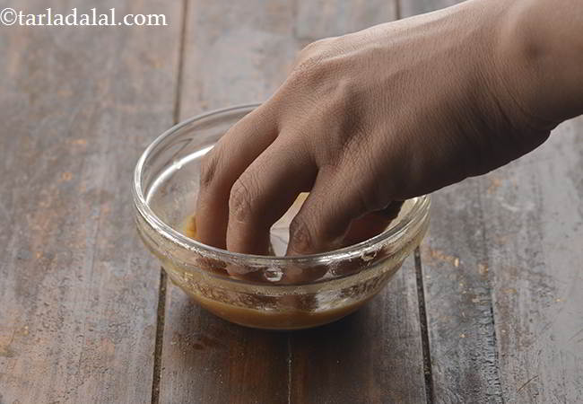 स्टेप 7 – अपनी उँगलियों का उपयोग करके इमली को पानी के साथ …