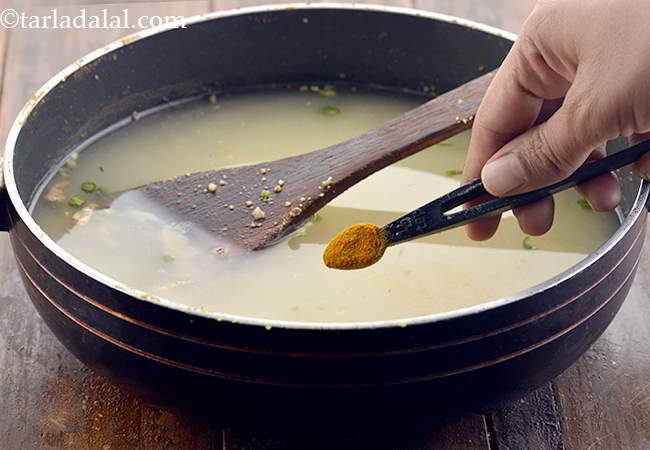 स्टेप 20 – रंग के लिए हल्दी पाउडर डालें।