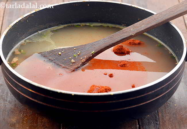 स्टेप 21 – मिर्च पाउडर डालें। आप अपने पसंद के मसाले के अनुसार …