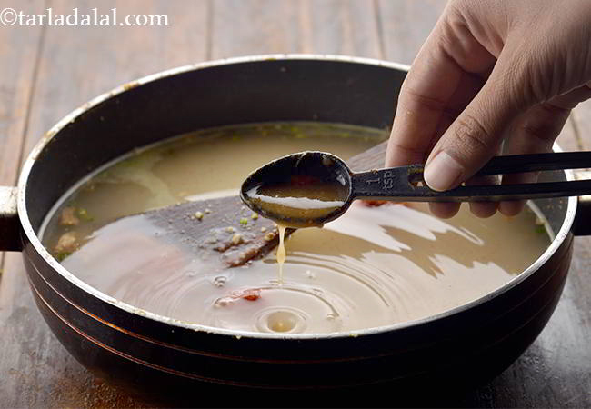 स्टेप 22 – <strong>सिंधी कढ़ी</strong> में वांछित खट्टेपन के लिए इमली का पल्प …