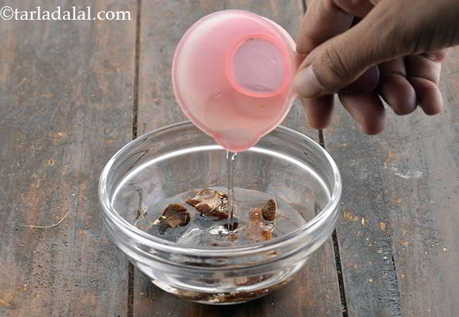 स्टेप 6 – लगभग १/४ कप पानी डालें।