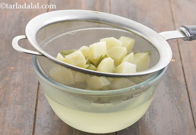 स्टेप 4 – सब्जियों को छान लें और एक तरफ रख दें।