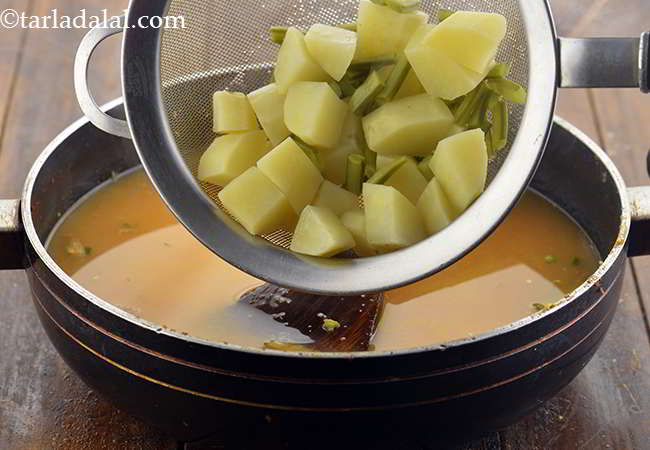 स्टेप 24 – अब, सभी पकी हुई सब्जियों को जोड़ने का समय है।