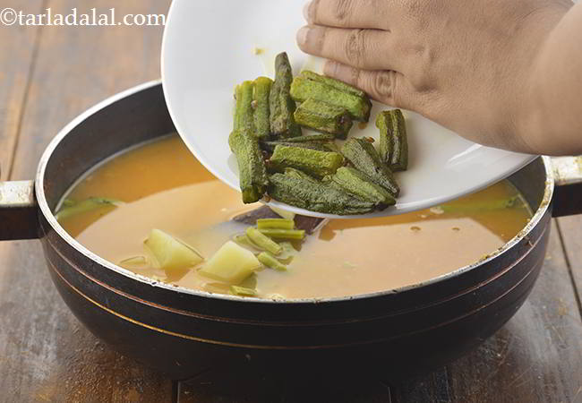 स्टेप 25 – साथ ही, भूनी हुई भिन्डी भी डालें।