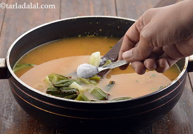 स्टेप 26 – अंत में, अपनी सिंधी कढ़ी में स्वाद के लिए नमक …