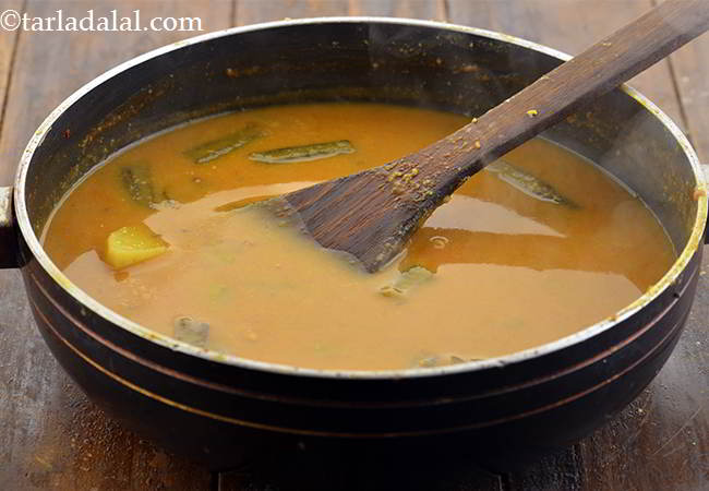 स्टेप 27 – <strong>सिंधी कढ़ी</strong> में एक उबाल आने दें और तब तक …