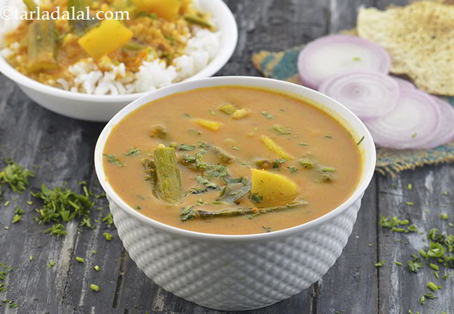 स्टेप 28 – <strong>सिंधी कढ़ी </strong>को चवाल के साथ परोसें।<strong> सिंधी कढ़ी</strong> को …