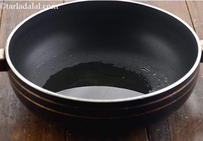 स्टेप 8 – एक गहरी कढ़ाही में लगभग १ टेबल-स्पून तेल गरम करें।