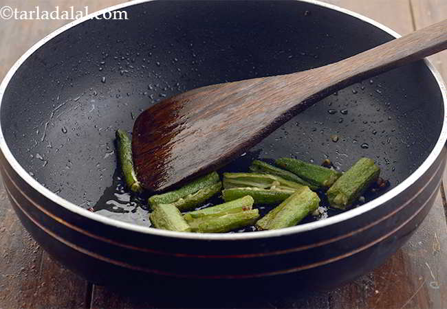 स्टेप 10 – भिन्डी लगभग ३ से ४ मिनट के लिए पकने तक …