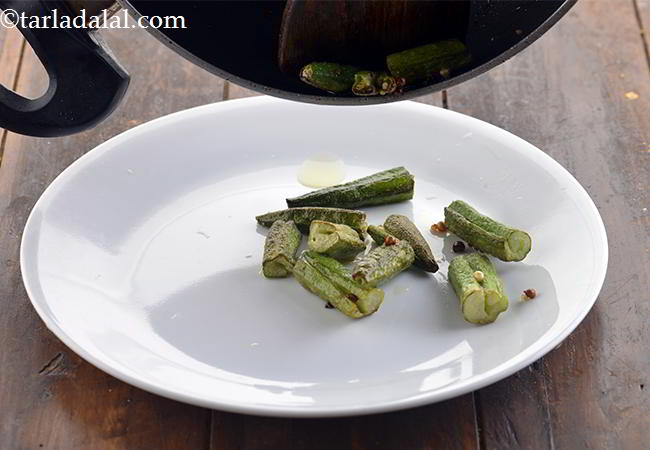 स्टेप 11 – भिन्डी को तेल से निकाल कर एक प्लेट में डालें। …