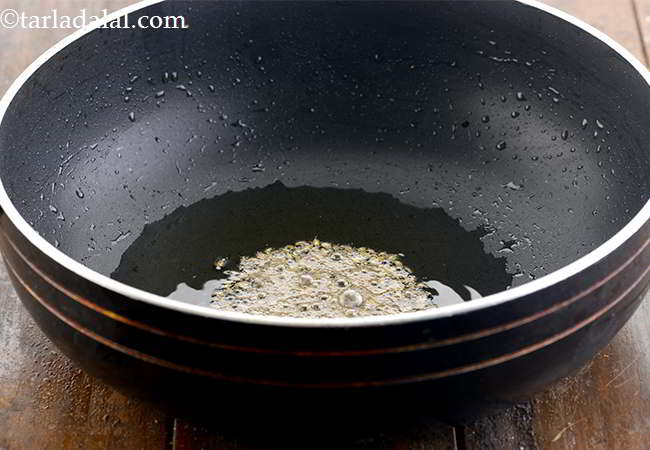 स्टेप 12 – उसी कढाई में बचा हुआ तेल डाल कर गरम करें। …