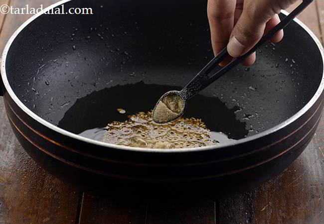 स्टेप 14 – जब वे चटक जाए तो हींग डालें। ये सभी सामग्रियां …