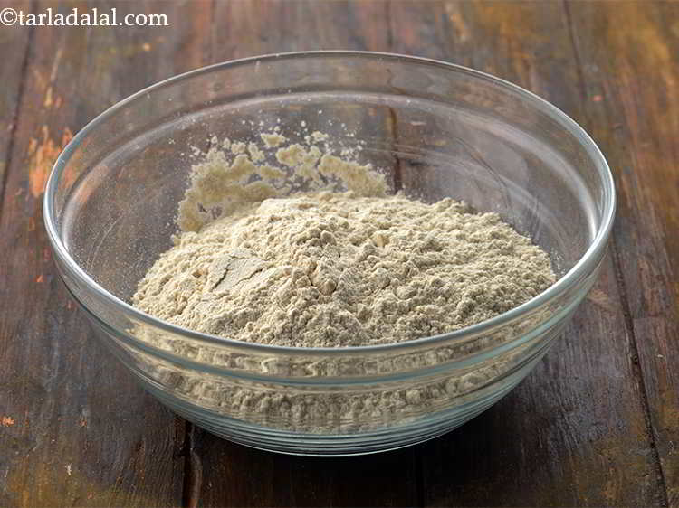 स्टेप 4 – एक गहरी कटोरी लें और उसमें <a href=""https://www.tarladalal.com/glossary-whole-wheat-flour-gehun-ka-atta-hindi-429i"" target=""_blank""><strong>गेहूं का …