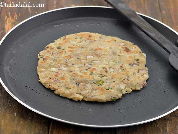 Step 22 – Flip and cook the other side of the&nbsp;<strong>Sindhi roti</strong>&nbsp;in the same manner.