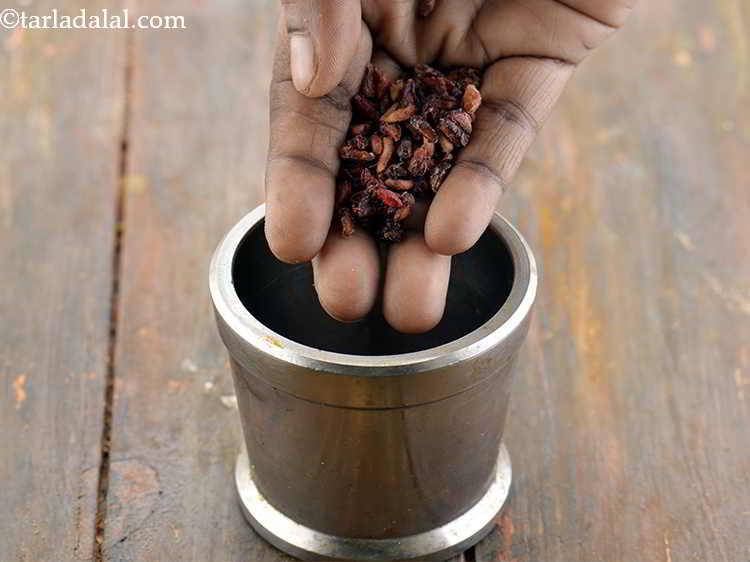 Step 3 – Take a mortal pestle ( khalbatta).&nbsp;Put1 tsp anardana seeds in it.