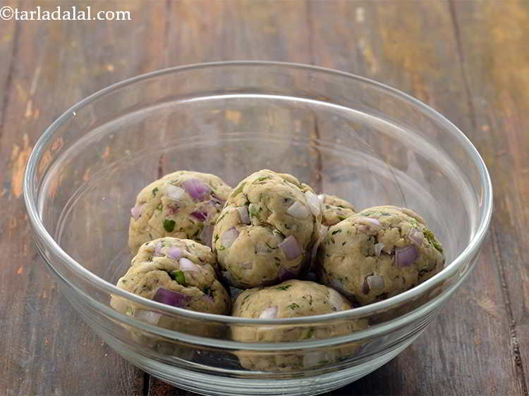 Step 16 – Divide the dough of the&nbsp;<strong>Sindhi koki | healthy Sindhi roti | traditional Sindhi koki &nbsp;| …