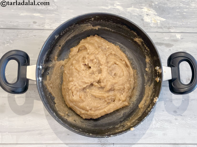 Step 12 – Mix <strong>singhada halwa, sheera |&nbsp;farali singhare atte ka halwa&nbsp;|&nbsp;vrat, fasting sheera&nbsp;|&nbsp;water chestnut flour halwa&nbsp;|&nbsp;</strong>well.