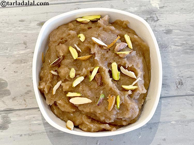 Step 13 – Serve <strong>singhada halwa, sheera |&nbsp;farali singhare atte ka halwa&nbsp;|&nbsp;vrat, fasting sheera&nbsp;|&nbsp;water chestnut flour halwa&nbsp;|&nbsp;</strong>hot garnished …