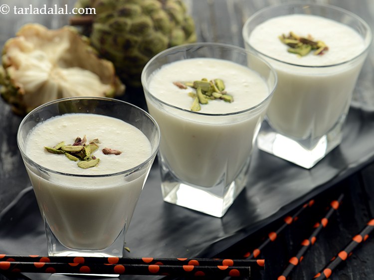 Step 13 – Serve&nbsp;<b><span style="font-size: 12pt; font-family: &quot;Kohinoor Devanagari Regular&quot;;">sitaphal milkshake | custard apple milkshake |</span></b>&nbsp;immediately.&nbsp;