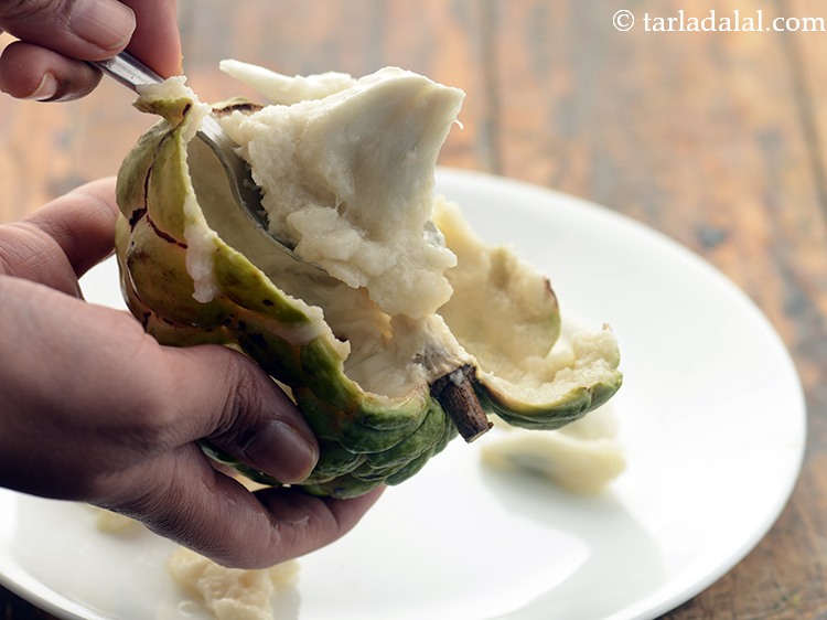 Step 4 – Scoop out the centre pulp using a big spoon.