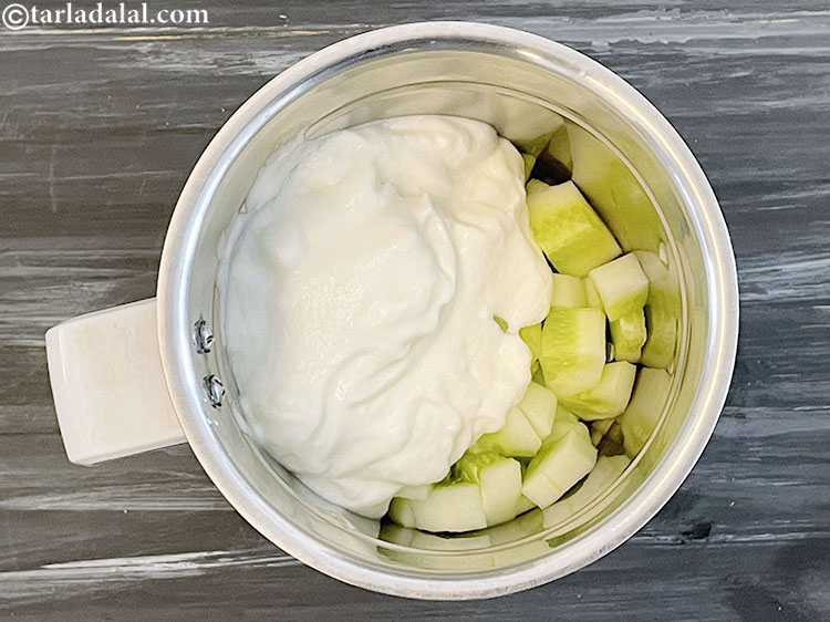 स्टेप 4 – २ १/२ कप <a href=""https://www.tarladalal.com/glossary-curd-dahi-yogurt-yoghurt-hindi-383i"">दही</a> डालें।&nbsp;<a href=""https://www.tarladalal.com/recipes-using-curd-in-hindi-383"">दही</a>&nbsp;पाचन में मदद करते …