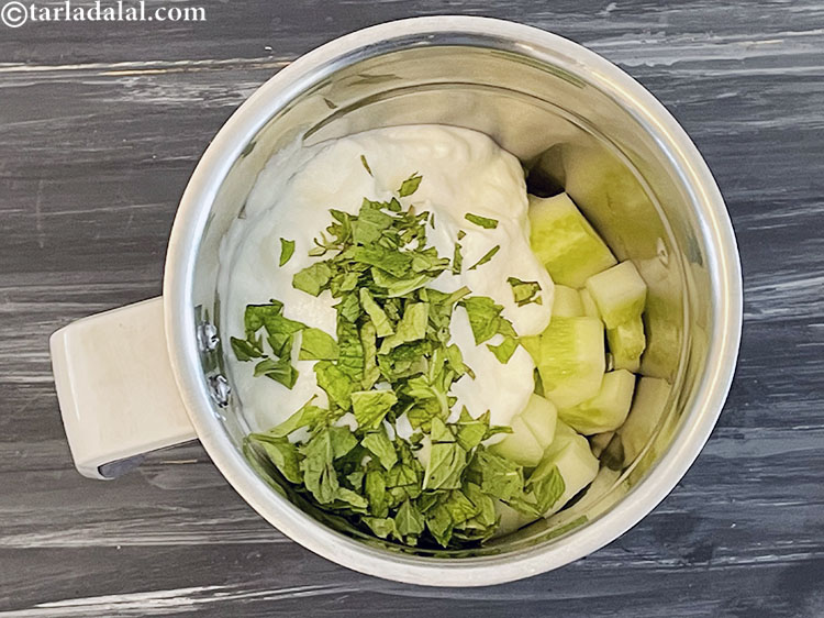 स्टेप 5 – २ टेबल-स्पून <a href=""https://www.tarladalal.com/glossary-mint-leaves-pudina-phudina-hindi-521i"">पुदीना के पत्ते</a> डालें।&nbsp;<a href=""https://www.tarladalal.com/recipes-using-mint-leaves-in-hindi-521"">पुदीना</a> (mint leaves) …