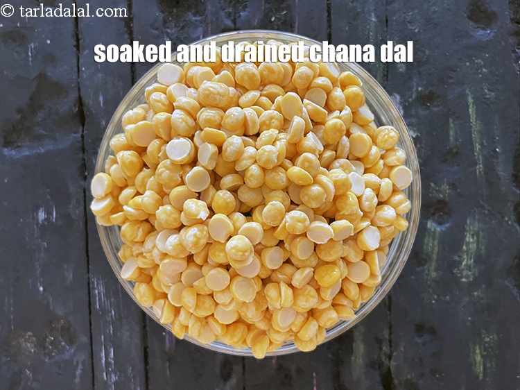 स्टेप 7 – ये है भिगोई और निथारी हुई चना दाल।&nbsp;