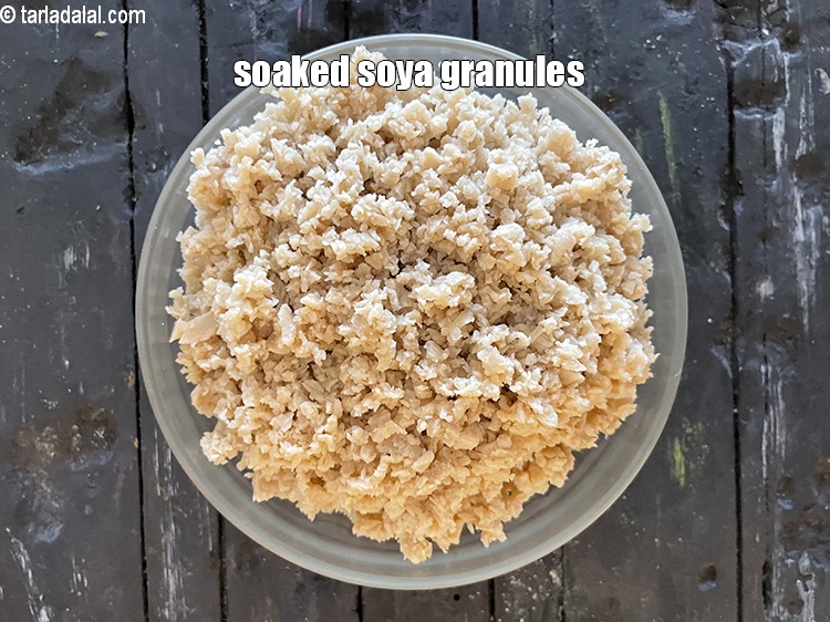 स्टेप 7 – भीगे हुए सोया ग्रेन्यूल्स।