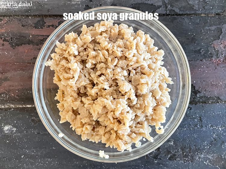 Step 7 – <meta charset="UTF-8" />Soaked and drained soya granules.&nbsp;<br /> &nbsp;