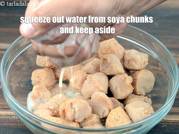 Step 6 – <meta charset="UTF-8" />Squeeze out the water from the soya chunks and keep aside.&nbsp;