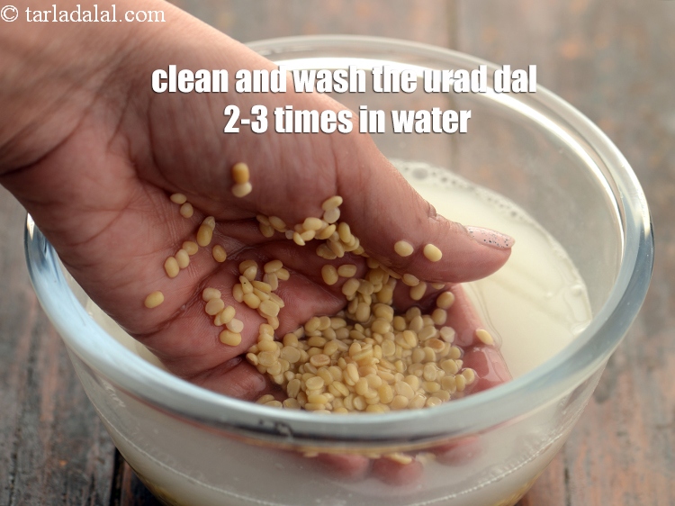 स्टेप 4 – उड़द की दाल को बहते पानी के नीचे या एक …