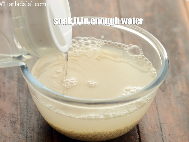 स्टेप 5 – धुली हुई उड़द दाल को छान कर एक बाउल में …