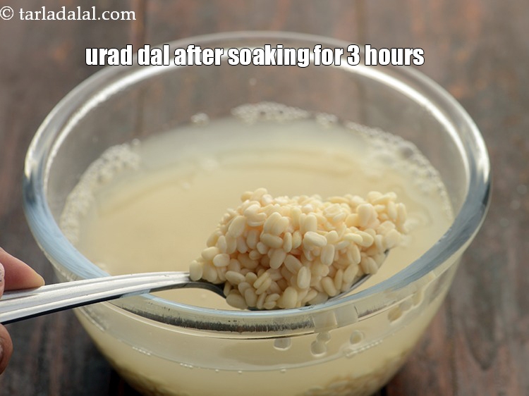 स्टेप 7 – उड़द की दाल को 3 घंटे भिगोने के बाद।