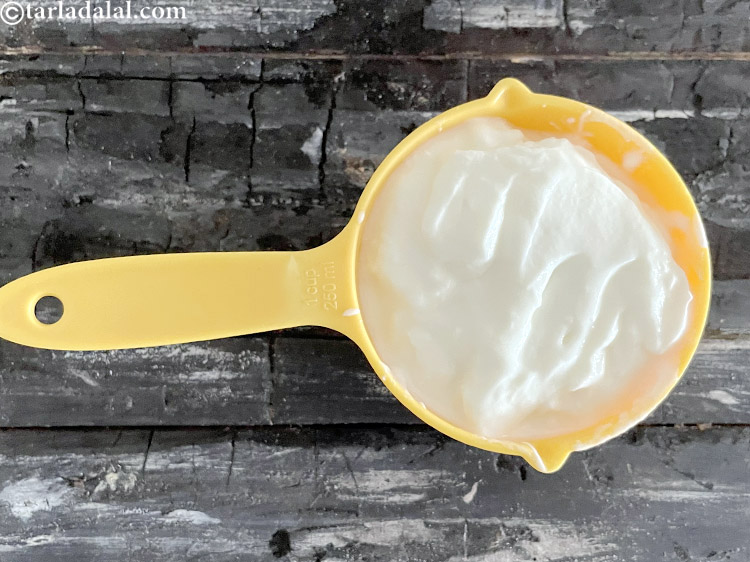 स्टेप 3 – यह दही कुछ इस तरह दिखता है।&nbsp;<a href=""/recipes-using-curd-in-hindi-383"">दही</a>&nbsp;पाचन में मदद …