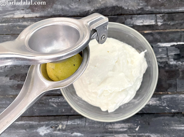 स्टेप 14 – २ टी-स्पून <a href=""https://www.tarladalal.com/glossary-lemon-juice-numbi-ka-ras-nimbu-ka-juice-hindi-471i"">नींबू का रस</a> डालें।&nbsp;<a href=""https://www.tarladalal.com/recipes-using-lemon-in-hindi-428"">नींबू</a>&nbsp;<a href=""https://www.tarladalal.com/recipes-for-Vitamin-C-Rich-Indian-Recipes-in-hindi-language-804"">विटामिन सी</a>&nbsp;का …